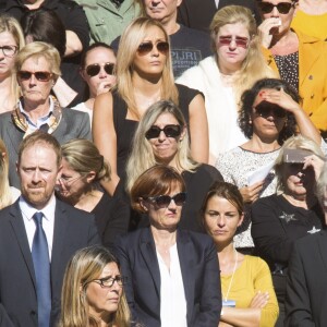 Des élèves du lycée Massena déposent 86 roses pour rendre hommage aux 86 victimes. - François Hollande lors de l'hommage National aux victimes de l'attentat de Nice à Nice le 15 octobre 2016