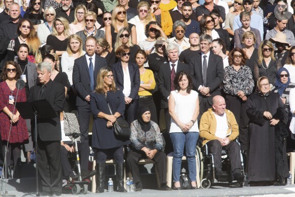 Des élèves du lycée Massena déposent 86 roses pour rendre hommage aux 86 victimes. - François Hollande lors de l'hommage National aux victimes de l'attentat de Nice à Nice le 15 octobre 2016