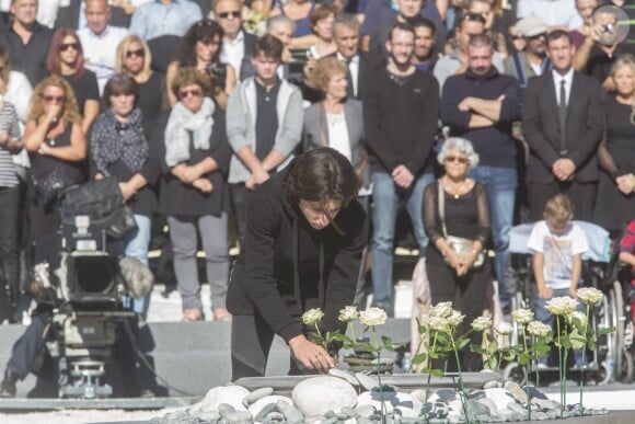 Des élèves du lycée Massena déposent 86 roses pour rendre hommage aux 86 victimes. - François Hollande lors de l'hommage National aux victimes de l'attentat de Nice à Nice le 15 octobre 2016
