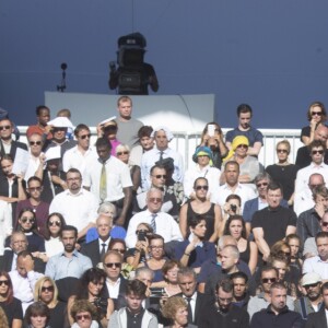 Des élèves du lycée Massena déposent 86 roses pour rendre hommage aux 86 victimes - François Hollande lors de l'hommage National aux victimes de l'attentat de Nice à Nice le 15 octobre 2016