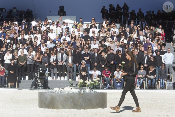 Des élèves du lycée Massena déposent 86 roses pour rendre hommage aux 86 victimes - François Hollande lors de l'hommage National aux victimes de l'attentat de Nice à Nice le 15 octobre 2016