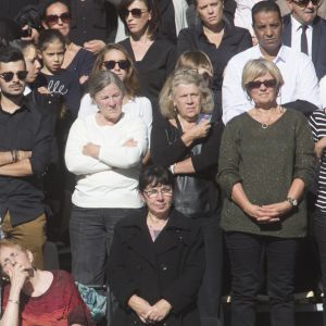 Des élèves du lycée Massena déposent 86 roses pour rendre hommage aux 86 victimes - François Hollande lors de l'hommage National aux victimes de l'attentat de Nice à Nice le 15 octobre 2016