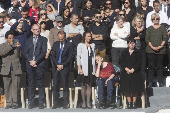 Des élèves du lycée Massena déposent 86 roses pour rendre hommage aux 86 victimes - François Hollande lors de l'hommage National aux victimes de l'attentat de Nice à Nice le 15 octobre 2016