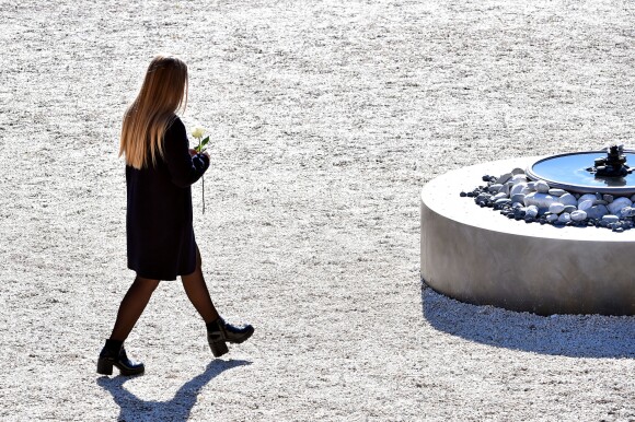 Des élèves du lycée Massena déposent 86 roses pour rendre hommage aux 86 victimes - François Hollande lors de l'hommage National aux victimes de l'attentat de Nice à Nice le 15 octobre 2016 © Bruno Bebert / Bestimage