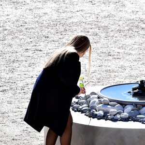 Des élèves du lycée Massena déposent 86 roses pour rendre hommage aux 86 victimes - François Hollande lors de l'hommage National aux victimes de l'attentat de Nice à Nice le 15 octobre 2016 © Bruno Bebert / Bestimage