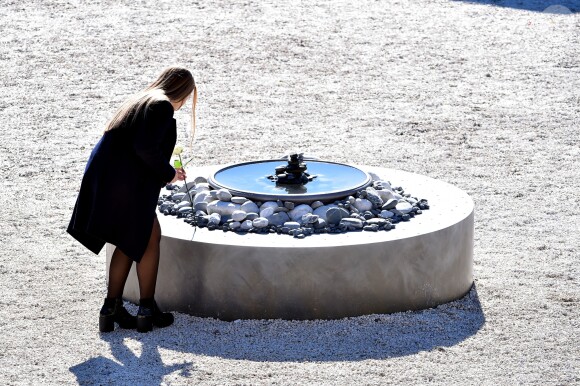 Des élèves du lycée Massena déposent 86 roses pour rendre hommage aux 86 victimes - François Hollande lors de l'hommage National aux victimes de l'attentat de Nice à Nice le 15 octobre 2016 © Bruno Bebert / Bestimage