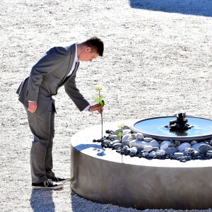Des élèves du lycée Massena déposent 86 roses pour rendre hommage aux 86 victimes - François Hollande lors de l'hommage National aux victimes de l'attentat de Nice à Nice le 15 octobre 2016 © Bruno Bebert / Bestimage