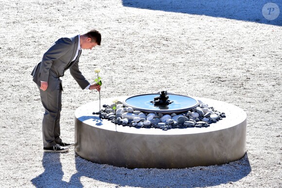 Des élèves du lycée Massena déposent 86 roses pour rendre hommage aux 86 victimes - François Hollande lors de l'hommage National aux victimes de l'attentat de Nice à Nice le 15 octobre 2016 © Bruno Bebert / Bestimage