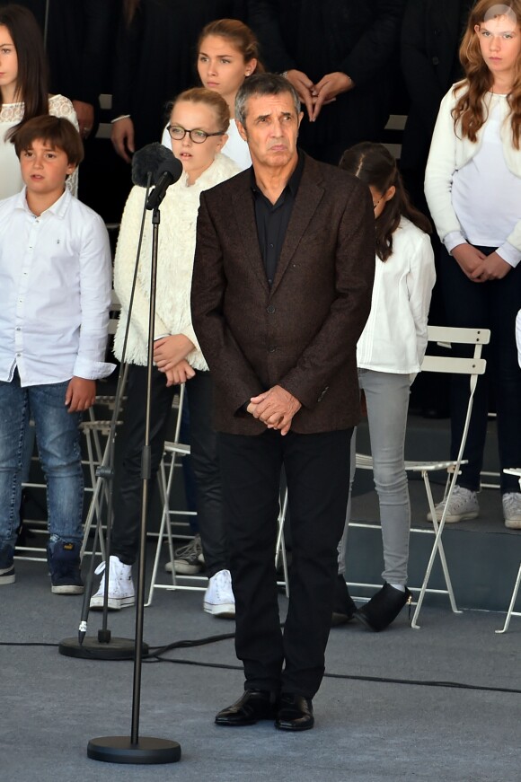 Julien Clerc - François Hollande lors de l'hommage National aux victimes de l'attentat de Nice à Nice le 15 octobre 2016 © Bruno Bebert / Bestimage