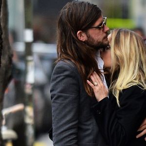 Dianna Agron et son fiancé Winston Marshall se promènent en amoureux dans le quartier de Manhattan à New York, le 29 avril 2016.
