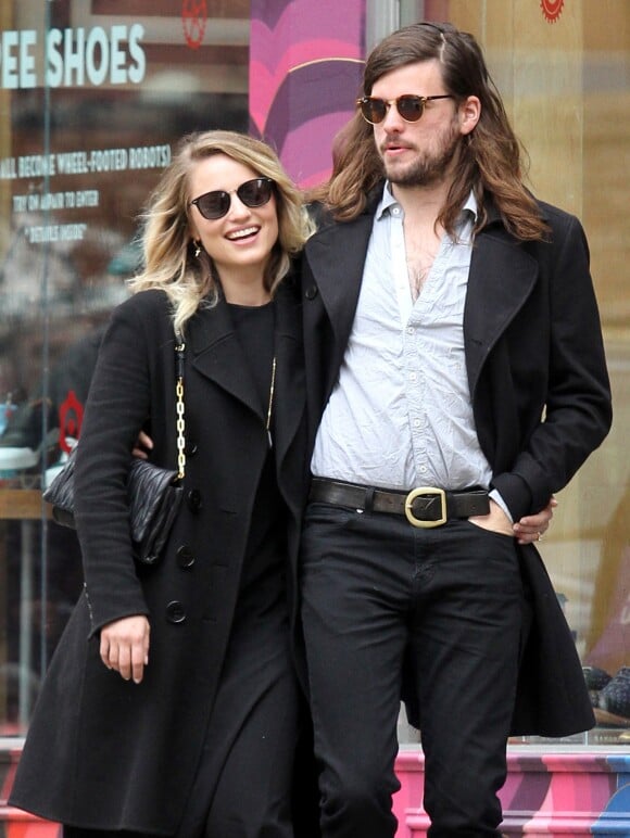 Dianna Agron et son fiancé Winston Marshall se promènent en amoureux dans le quartier de Manhattan à New York, le 29 avril 2016.