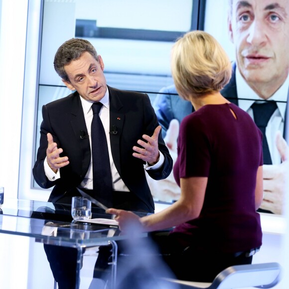 Exclusif - Diffusion du magazine politique "Punchline" présenté par Laurence Ferrari avec Nicolas Sarkozy (président du parti Les Républicains, candidat à la primaire de la droite et du centre) en invité, dans les studios de C8 à Paris, le 16 octobre 2016. Punchline est en direct tous les dimanches à 12h05 sur C8 et produit par C8 / Newstime / Eléphant & Cie. © Dominique Jacovides/Bestimage