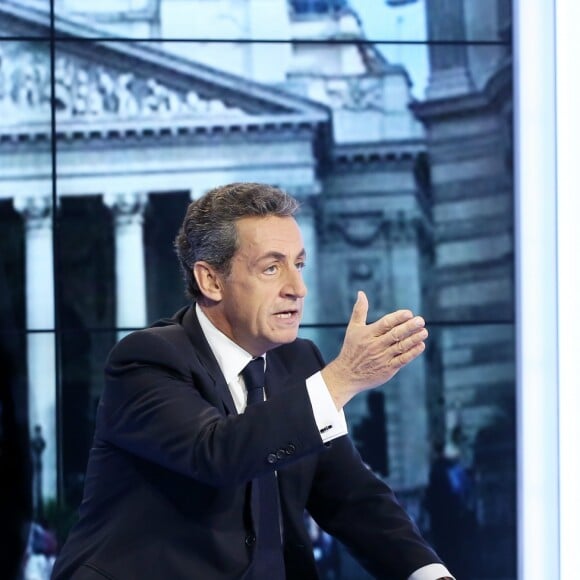 Exclusif - Diffusion du magazine politique "Punchline" présenté par Laurence Ferrari avec Nicolas Sarkozy (président du parti Les Républicains, candidat à la primaire de la droite et du centre) en invité, dans les studios de C8 à Paris, le 16 octobre 2016. Punchline est en direct tous les dimanches à 12h05 sur C8 et produit par C8 / Newstime / Eléphant & Cie. © Dominique Jacovides/Bestimage