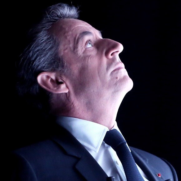 Exclusif - Diffusion du magazine politique "Punchline" présenté par Laurence Ferrari avec Nicolas Sarkozy (président du parti Les Républicains, candidat à la primaire de la droite et du centre) en invité, dans les studios de C8 à Paris, le 16 octobre 2016. Punchline est en direct tous les dimanches à 12h05 sur C8 et produit par C8 / Newstime / Eléphant & Cie. © Dominique Jacovides/Bestimage