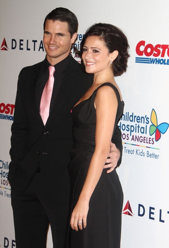 Italia Ricci et son fiancé Robbie Amell - Gala "Noche De Ninos" organisé par l'hôpital des enfants de Los Angeles, le 11 octobre 2014.