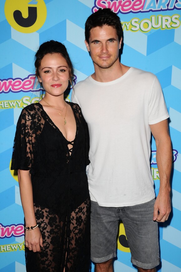 Italia Ricci et Robbie Amell à la soirée "Just Jared Summer" à Los Angeles, le 18 juillet 2015