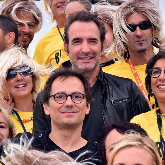 Jean Dujardin, alias Brice de Nice, et James Huth lors de l'arrivée surprise organisée par le personnel d'Air France qui avait transformé pour l'occasion, le tarmac de l'aéroport Nice Côte d'Azur en mode "Brice de Nice 3" le 16 septembre 2016. © Bruno Bebert / Bestimage