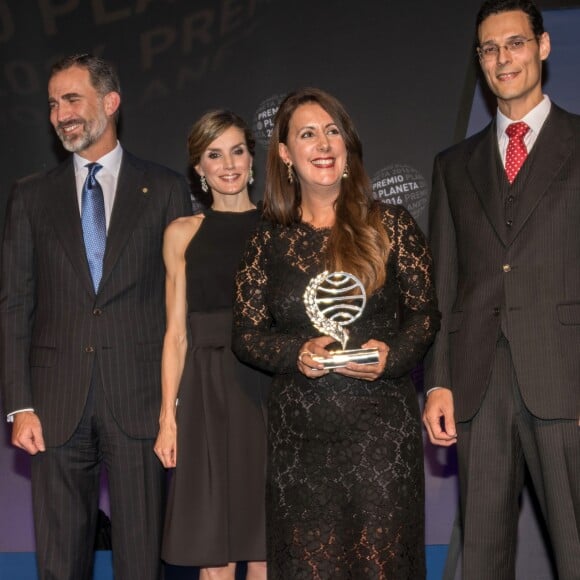 Le roi Felipe VI et la reine Letizia d'Espagne présidaient samedi 15 octobre 2016 à la remise du Prix Planeta du roman, attribué à Dolores Redondo (finaliste : Marcos Chicot), lors d'une cérémonie au Palais des Congrès de Catalogne à Barcelone.