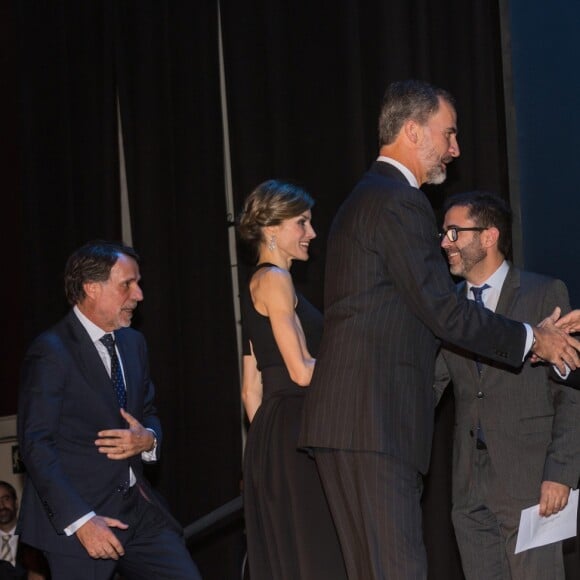 Le roi Felipe VI et la reine Letizia d'Espagne présidaient samedi 15 octobre 2016 à la remise du Prix Planeta du roman, attribué à Dolores Redondo (finaliste : Marcos Chicot), lors d'une cérémonie au Palais des Congrès de Catalogne à Barcelone.