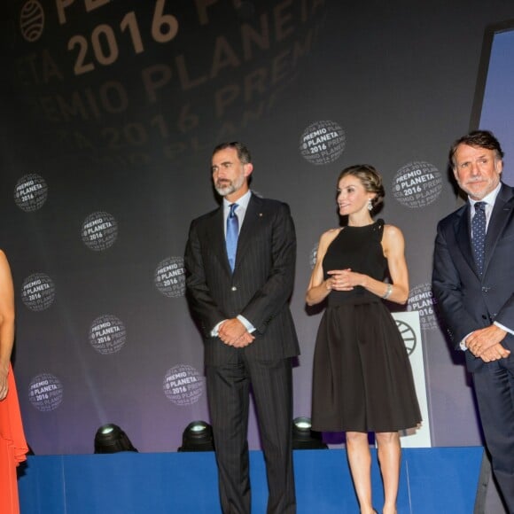 Le roi Felipe VI et la reine Letizia d'Espagne présidaient samedi 15 octobre 2016 à la remise du Prix Planeta du roman, attribué à Dolores Redondo (finaliste : Marcos Chicot), lors d'une cérémonie au Palais des Congrès de Catalogne à Barcelone.