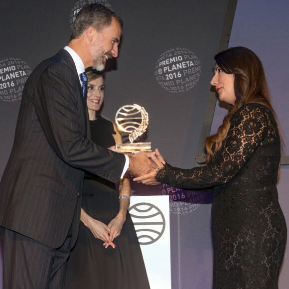 Le roi Felipe VI et la reine Letizia d'Espagne présidaient samedi 15 octobre 2016 à la remise du Prix Planeta du roman, attribué à Dolores Redondo (finaliste : Marcos Chicot), lors d'une cérémonie au Palais des Congrès de Catalogne à Barcelone.