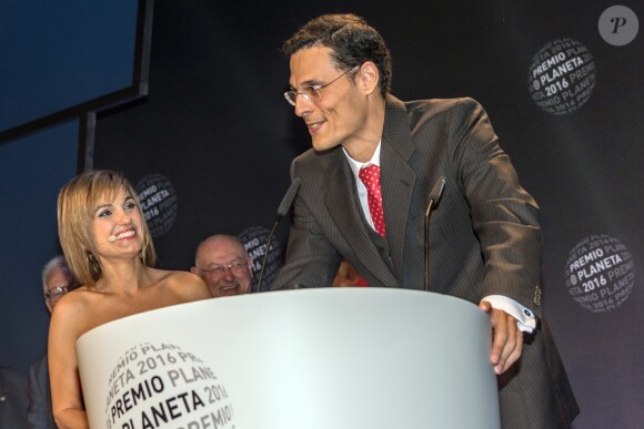 Marcos Chicot lors de son discours. Le roi Felipe VI et la reine Letizia d'Espagne présidaient samedi 15 octobre 2016 à la remise du Prix Planeta du roman, attribué à Dolores Redondo (finaliste : Marcos Chicot), lors d'une cérémonie au Palais des Congrès de Catalogne à Barcelone.
