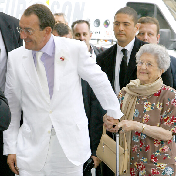 JEAN PIERRE PERNAUT ET SA MERE - MARIAGE DE JEAN PIERRE PERNAUT ET DE NATHALIE MARQUAY A L' EGLISE DES BILLETTES DANS LE 4 EME ARRONDISSEMENT DE PARIS