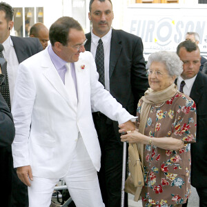 Rétro - Décès de la mère de Jean-Pierre Pernaut, Françoise Pernaut, à l'âge de 101 ans - JEAN PIERRE PERNAUT ET SA MERE - MARIAGE DE JEAN PIERRE PERNAUT ET DE NATHALIE MARQUAY A L' EGLISE DES BILLETTES DANS LE 4 EME ARRONDISSEMENT DE PARIS  FRENCH TV PRESENTER JEAN PIERRE PERNAUT AND NATHALIE MARQUAY' S WEDDING IN PARIS23/06/2007 - Paris