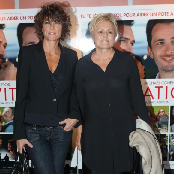 Muriel Robin et sa compagne Anne Le Nen - Avant-première du film "L'invitation" au cinéma UGC George V à Paris, le 17 octobre 2016. © CVS/Bestimage