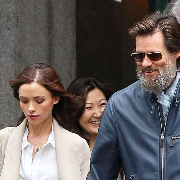 Jim Carrey se promène, main dans la main, avec sa compagne Cathriona White dans les rues de New York, le 18 mai 2015