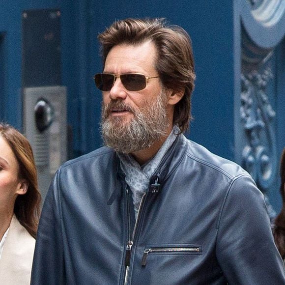 Jim Carrey se promène, main dans la main, avec sa compagne Cathriona White dans les rues de New York, le 18 mai 2015