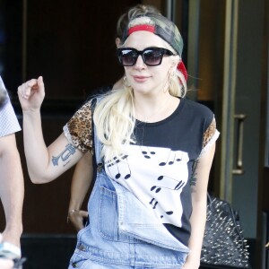 Lady Gaga quitte son appartement à New York le 17 août 2016.