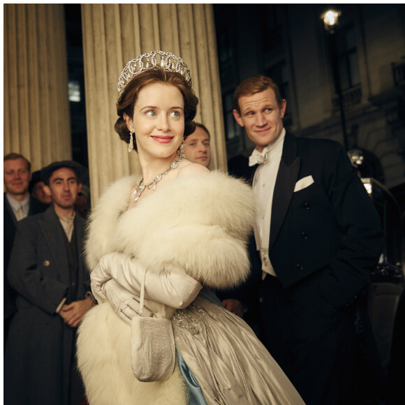 Matt Smith dans le rôle de Philip Mountbatten, duc d'Edimbourg, et Claire Foy dans celui d'Elisabeth II dans "The Crown", la nouvelle série Netflix (2016).