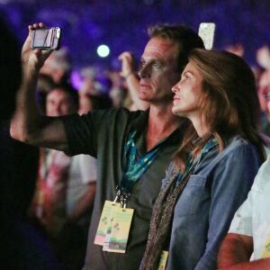 Exclusif - Cindy Crawford et son mari Rande Gerber assistent au concert de Paul McCartney lors du festival Desert Trip à Indio en Californie le 8 octobre 2016.