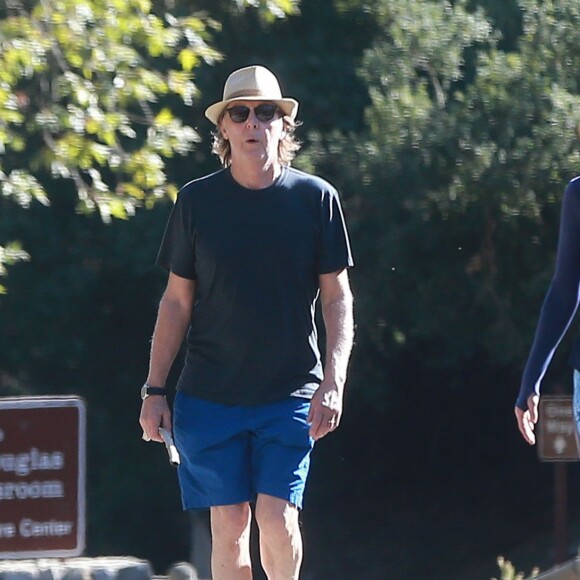 Exclusif - Paul McCartney et sa femme Nancy Shevell se baladent en amoureux sur les hauteurs de TreePeople park à Studio City, le 10 octobre 2016