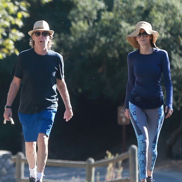 Exclusif - Paul McCartney et sa femme Nancy Shevell se baladent en amoureux sur les hauteurs de TreePeople park à Studio City, le 10 octobre 2016