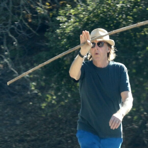 Exclusif - Paul McCartney et sa femme Nancy Shevell se baladent en amoureux sur les hauteurs de TreePeople park à Studio City, le 10 octobre 2016