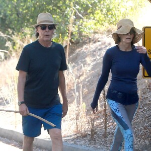 Exclusif - Paul McCartney et sa femme Nancy Shevell se baladent en amoureux sur les hauteurs de TreePeople park à Studio City, le 10 octobre 2016