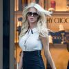 Exclusif - Victoria Silvstedt fait du shopping avec une amie chez Roberto Cavalli à Madison Avenue à New York, le 18 octobre 2016.