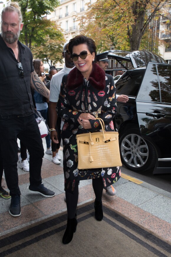 Exclusif - Kris Jenner et son compagnon Corey Gamble arrivent à l'hôtel George V à Paris le 30 septembre 2016.