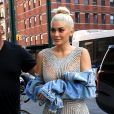 Kylie Jenner, blonde platine et avec une robe pailletée, dans les rues de New York, le 8 septembre 2016