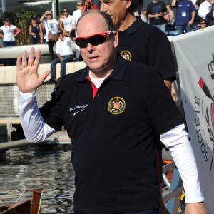 Le prince Albert II de Monaco a ramé le 22 octobre 2016 en compagnie notamment de Robert Calcagno (directeur du Musée Océanographique), Jean-François Gourdon (directeur de la Communication et de la direction du Tourisme et des Congrès de Monaco) et John Kelly pour inaugurer la session des finales des championnats du monde d'aviron de mer. © Bruno Bebert/Bestimage