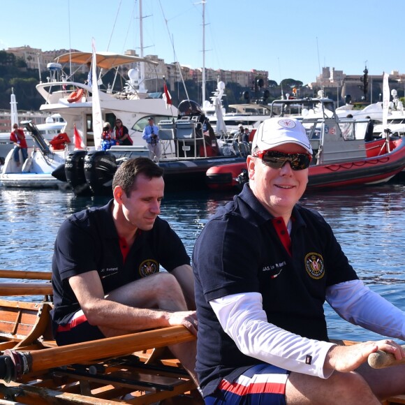 Le prince Albert II de Monaco a ramé le 22 octobre 2016 en compagnie notamment de Robert Calcagno (directeur du Musée Océanographique), Jean-François Gourdon (directeur de la Communication et de la direction du Tourisme et des Congrès de Monaco) et John Kelly pour inaugurer la session des finales des championnats du monde d'aviron de mer. © Bruno Bebert/Bestimage