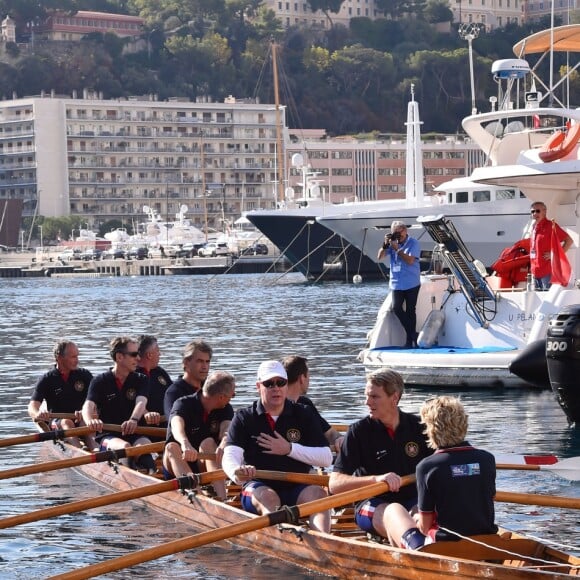 Le prince Albert II de Monaco a ramé le 22 octobre 2016 en compagnie notamment de Robert Calcagno (directeur du Musée Océanographique), Jean-François Gourdon (directeur de la Communication et de la direction du Tourisme et des Congrès de Monaco) et John Kelly pour inaugurer la session des finales des championnats du monde d'aviron de mer. © Bruno Bebert/Bestimage