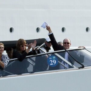 Le prince Albert II de Monaco en mer le 22 octobre 2016 à Monaco pour observer les finales des Championnats du monde d'aviron de mer. © Claudia Albuquerque/Bestimage