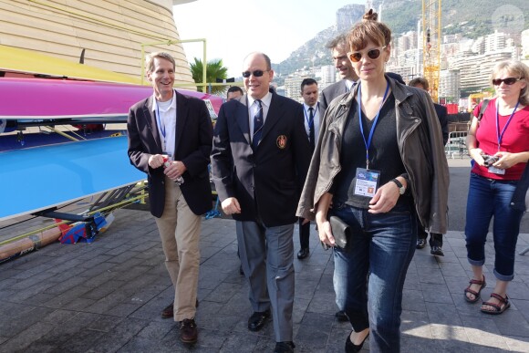 Le prince Albert II de Monaco entouré de son cousin John Kelly et d'Alexandra Golaszewska aux Championnats du monde d'aviron de mer à Monaco le 21 octobre 2016. © Claudia Albuquerque/Bestimage