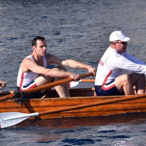 Le prince Albert II de Monaco a ramé le 22 octobre 2016 en compagnie notamment de Robert Calcagno (directeur du Musée Océanographique), Jean-François Gourdon (directeur de la Communication et de la direction du Tourisme et des Congrès de Monaco) et John Kelly pour inaugurer la session des finales des championnats du monde d'aviron de mer. © Bruno Bebert/Bestimage