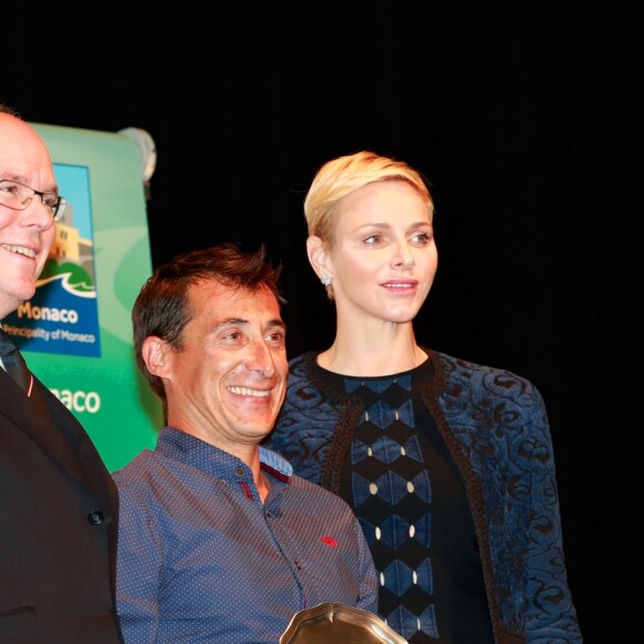 Le prince Albert II de Monaco et la princesse Charlene lors de la remise des trophées des championnats du monde d'aviron de mer à l'espace Léo Ferré à Monaco, le 22 octobre 2016. © Claudia Albuquerque/Bestimage