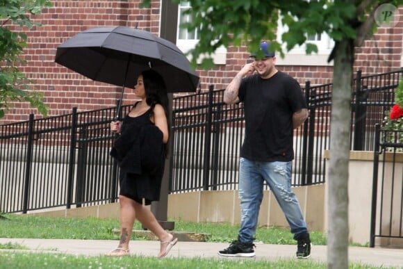 Exclusif - Blac Chyna enceinte et son fiancé Rob Kardashian sur le tournage de leur téléréalité à Washington le 4 juillet 2016. Le couple a passé la journée à visiter la Washington High School.