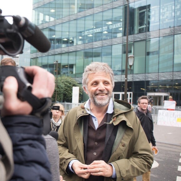 Stéphane Guillon - Rassemblement devant les locaux d'iTÉLÉ à Boulogne-Billancourt au neuvième jour de grève de la société des journalistes. Le 25 octobre 2016.